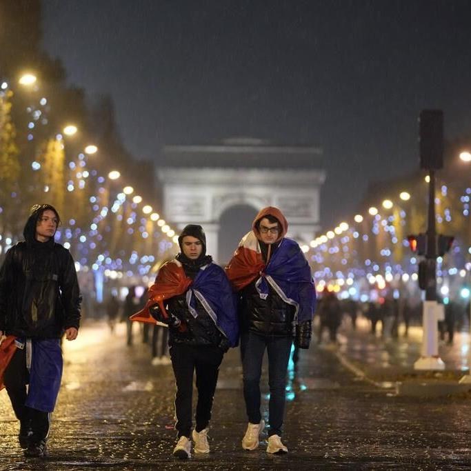 Thousands in Paris welcome France home after World Cup loss